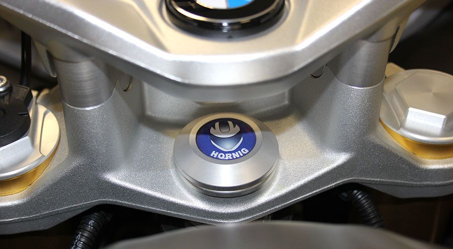 BMW R 1200 RS, LC (2015-) Chiusura della testa dello sterzo con emblema