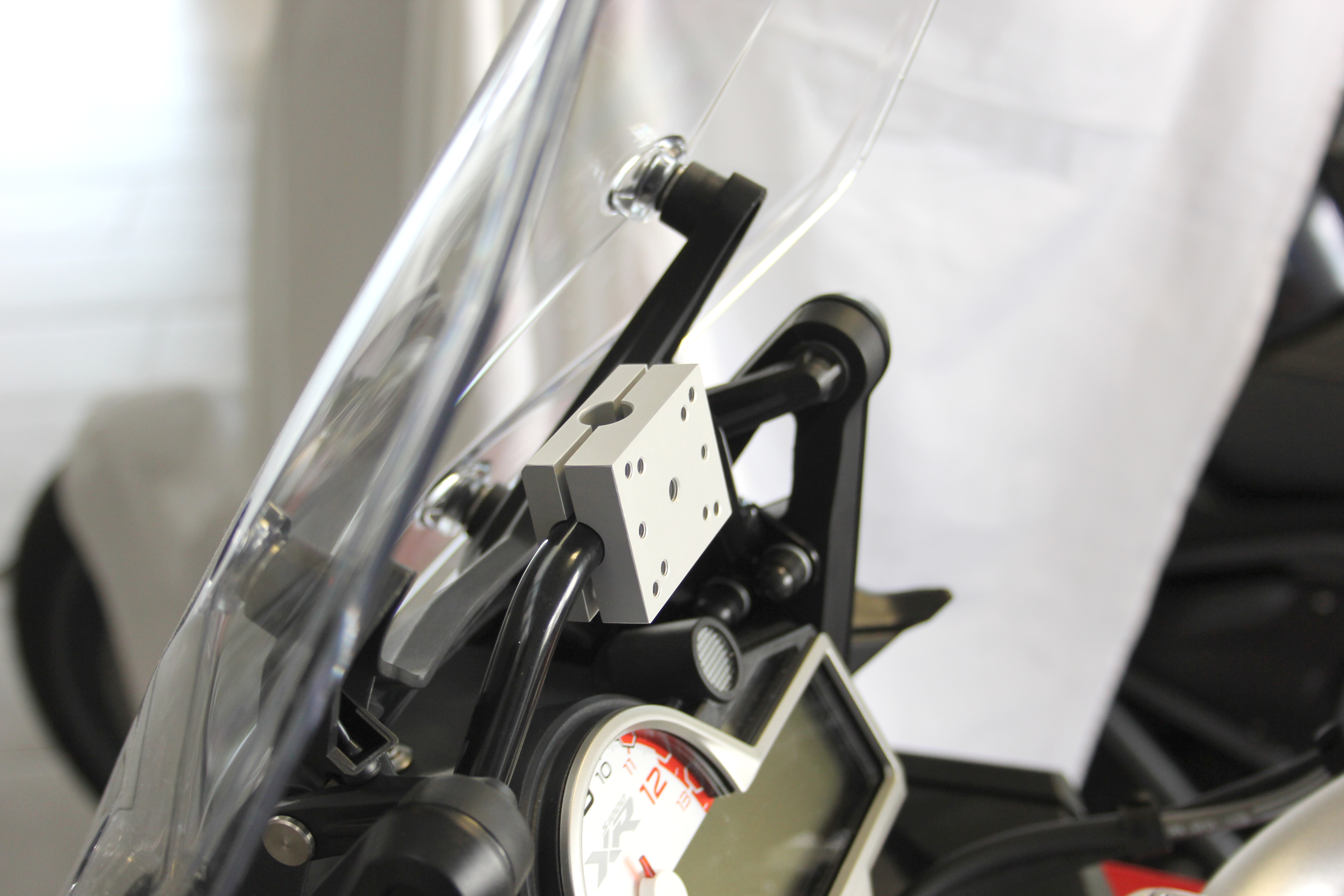 Xitomer Staffa Porta GPS Per Parabrezza Moto: Compatibile Con Honda Africa Twin 2016-2019, Supporto Telefono In Alluminio Nero, Riduce Vibrazioni
