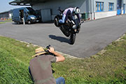 Oma Hornig macht Stunts mit BMW S1000RR